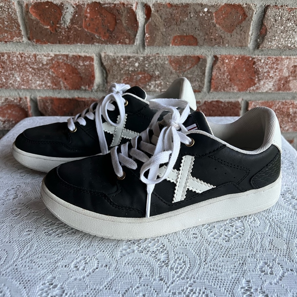Munich black and white sneaker - size 6(36)